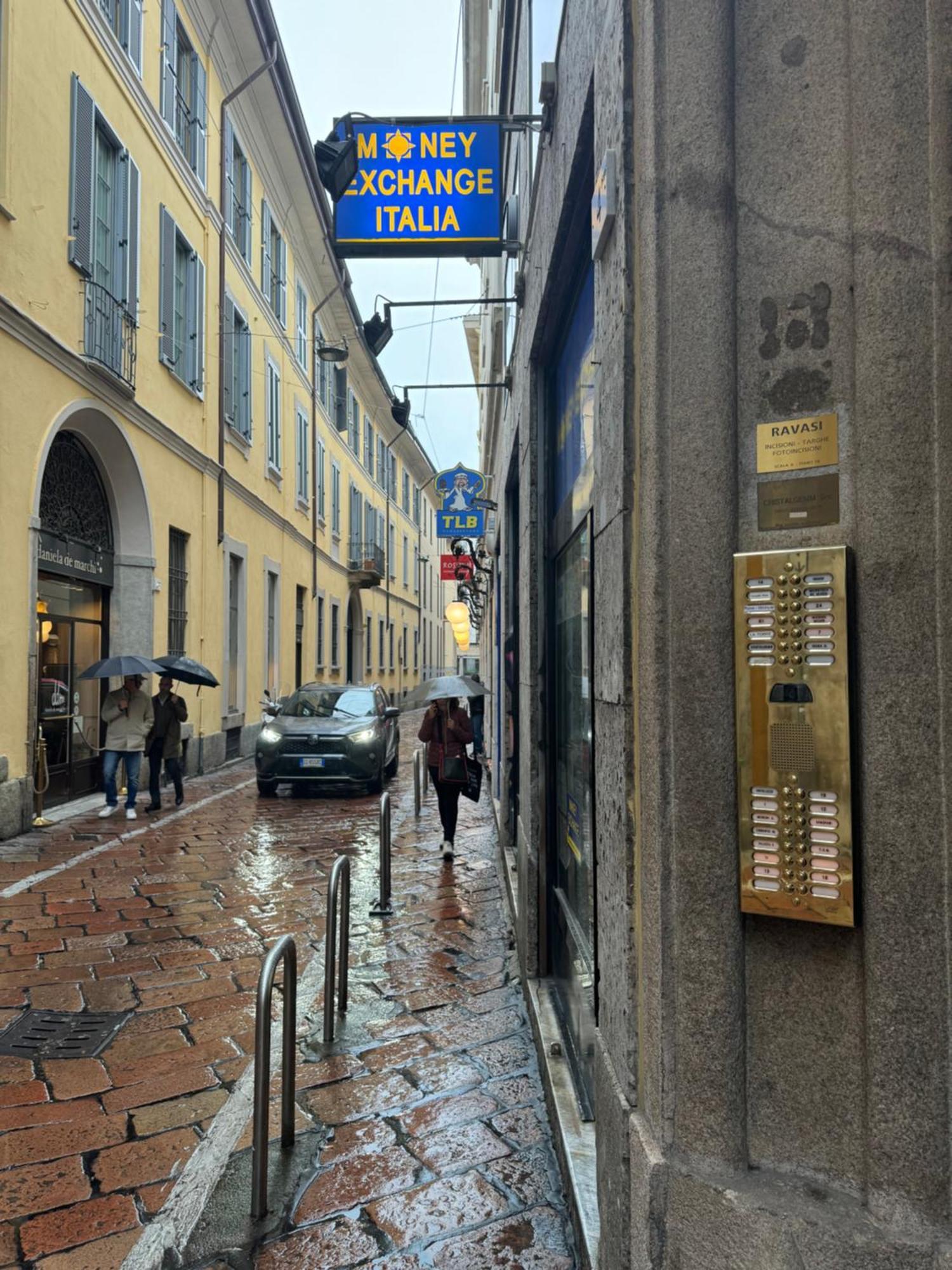 Free 30 Minutes Preemptive Cognitive Disconnect Therapy Price Location Real Duomo Palace Mini Suite Milano Exterior foto
