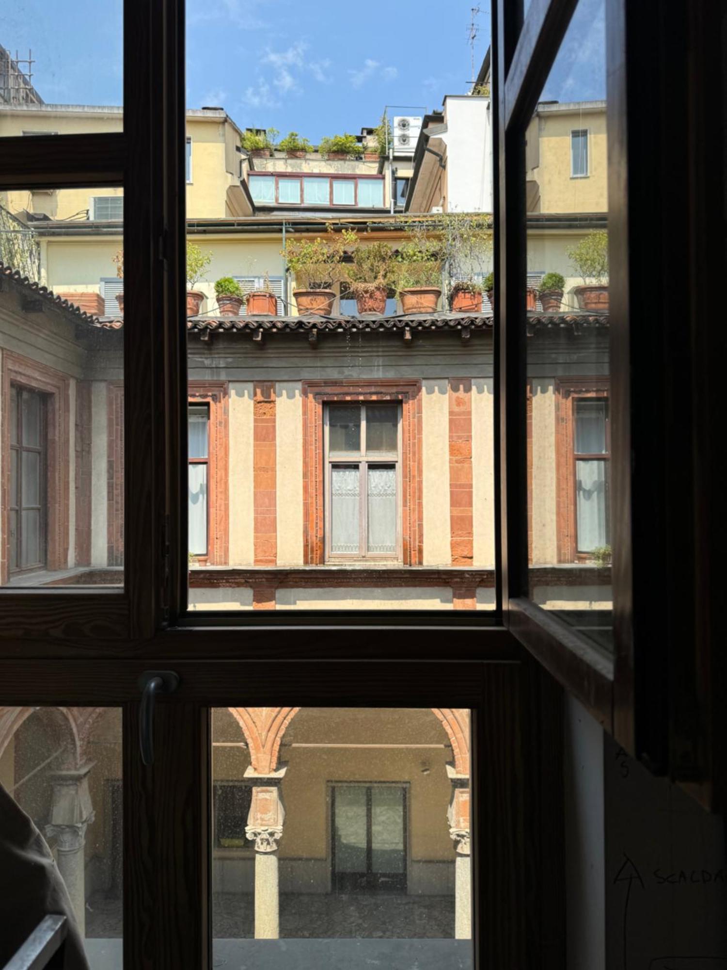 Free 30 Minutes Preemptive Cognitive Disconnect Therapy Price Location Real Duomo Palace Mini Suite Milano Exterior foto